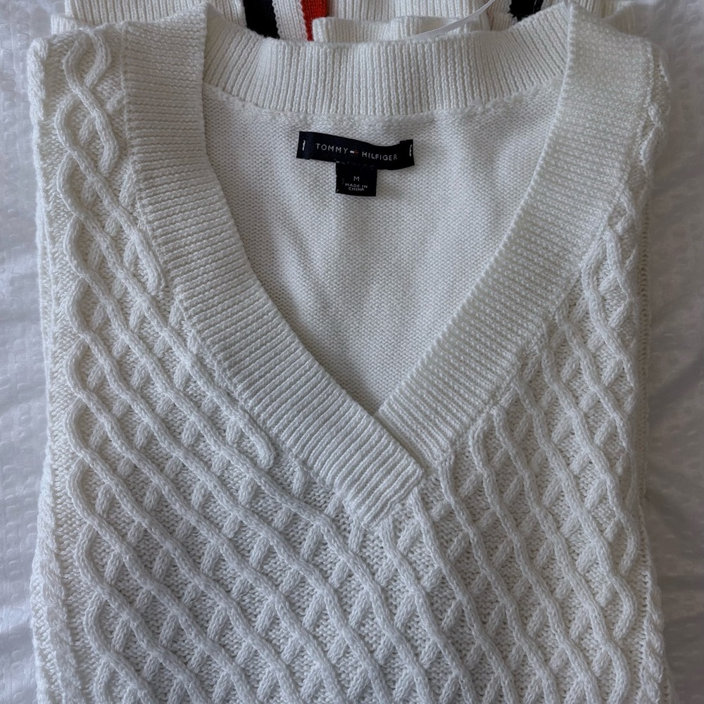 Tommy Hilfiger Women's Cream/White V-Neck Sweater